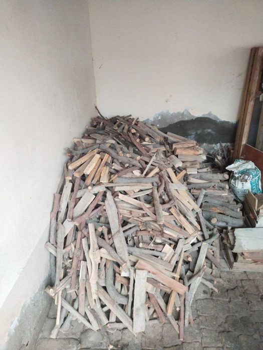 Qurigan o'tinlar sotiladi.