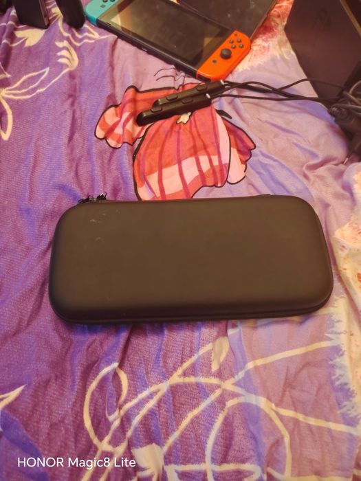 Vind Nintendo Switch 1 complet plus 6 jocuri. Consola e puțin ciobita, iar display-ul e ușor crăpat. Preț 1200 lei.