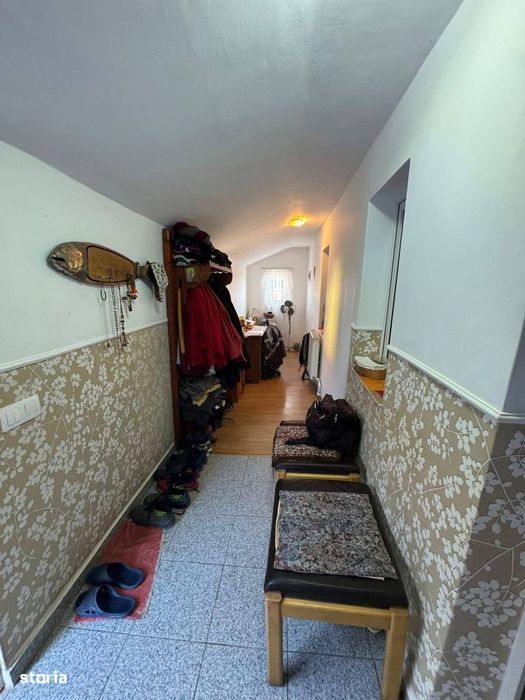 Casă cu teren generos în Acățari