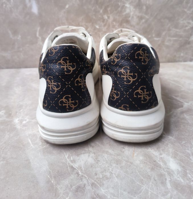 Сникърси Guess номер 42