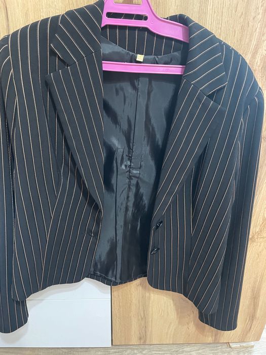 Официален костюм