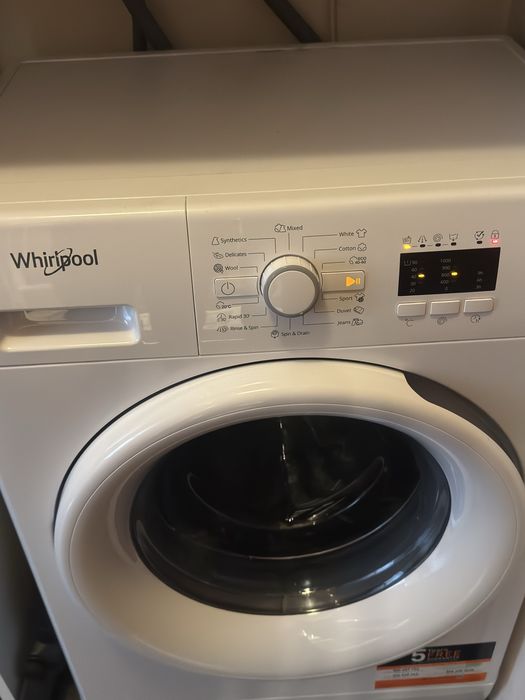 Продавам пералня Whirlpool 6th sense