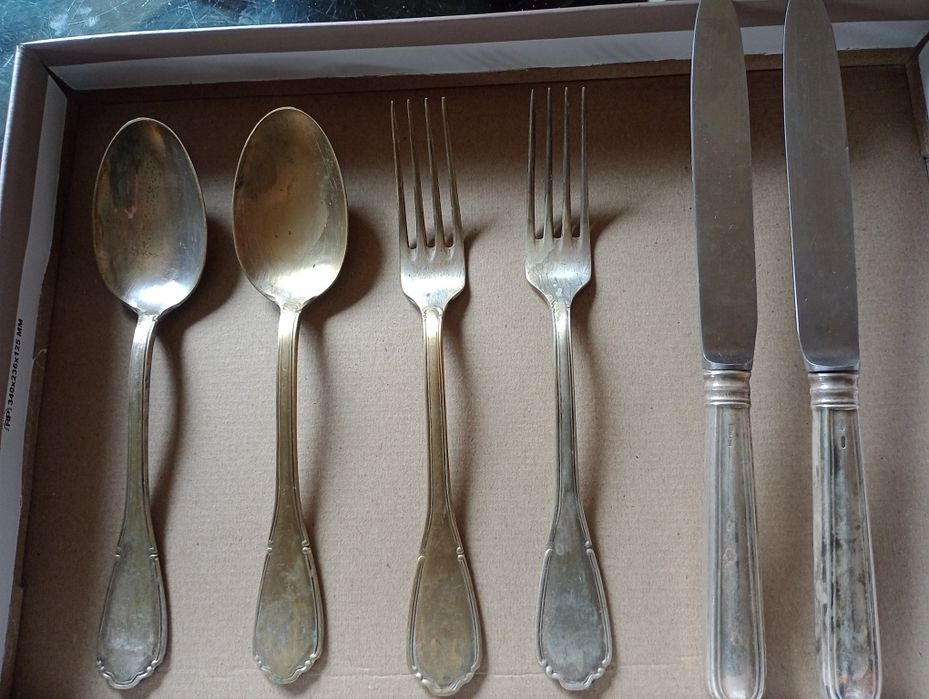 Vând tacâmuri argint 800 și monezi