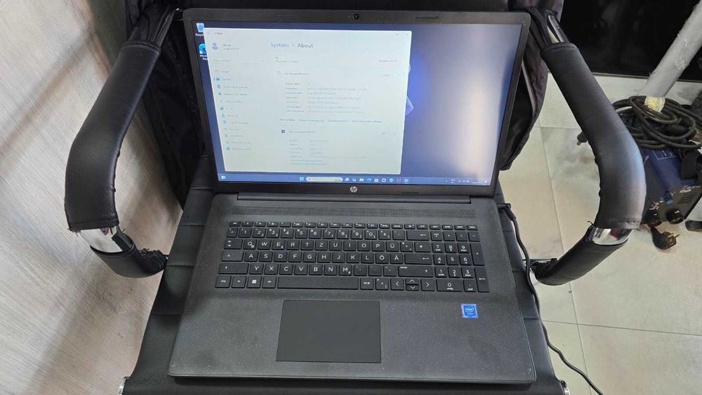 Лаптоп HP 17.3" HD+ 256GB SSD , 8GB RAM