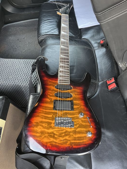 Электрогитара, комбоусилитель, педаль эффектов