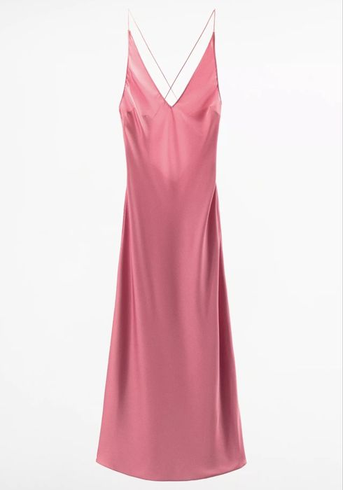 Розова рокля с финни презрамки на гърба