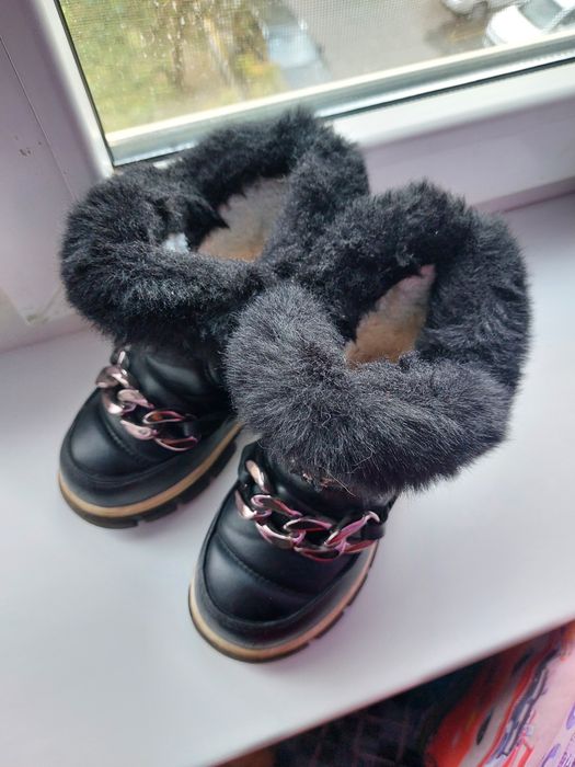 Сапожки на девочку в отличном состоянии.