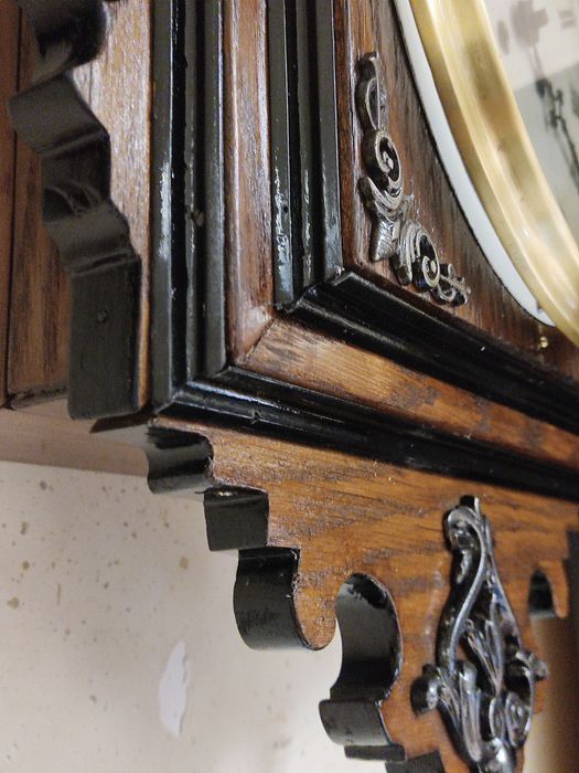 Продавам 2 бр. стенни часовници в колекционерски вид.