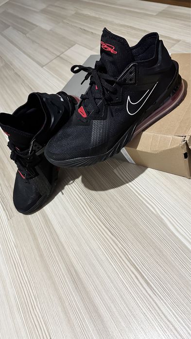 Vand adidasi Nike Lebron  XVIII LOW 45 negru cu rosu.