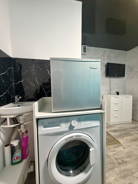 Vand garsoniera cu baie proprie, zona linistita, et 3 din 4, mobilat si utilat