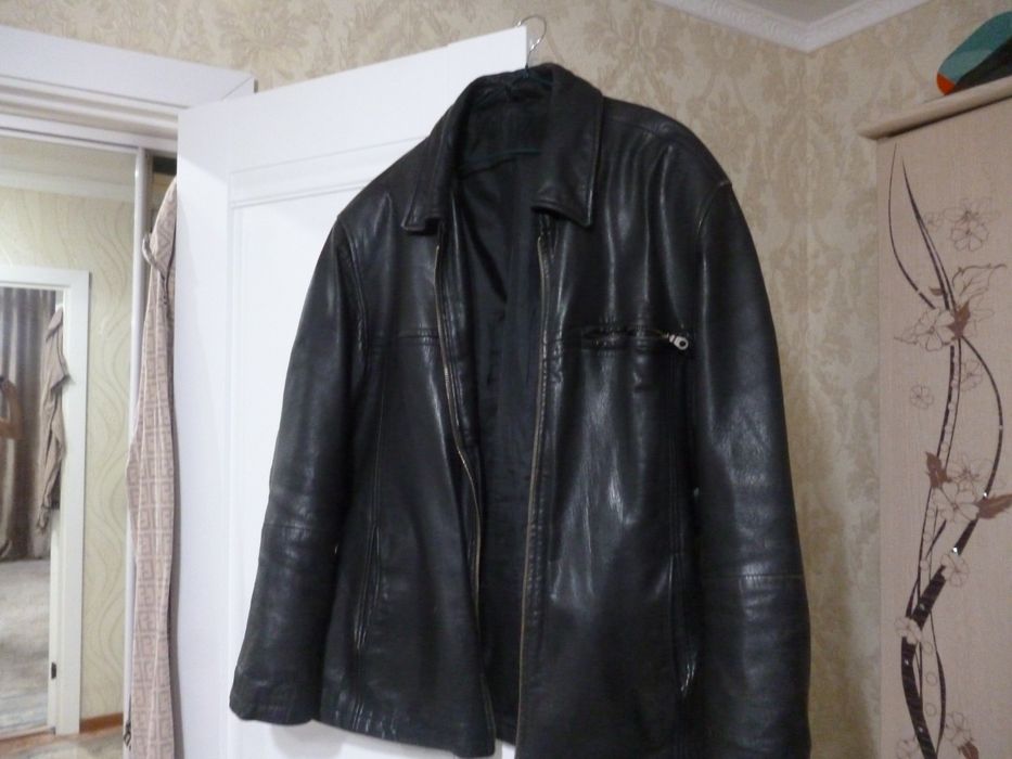 Черная кожаная куртка