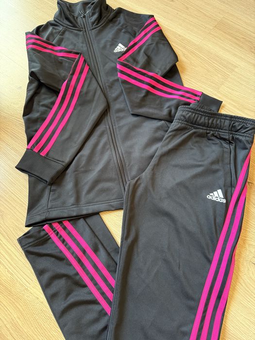 Екип на Adidas нов хs/s размер