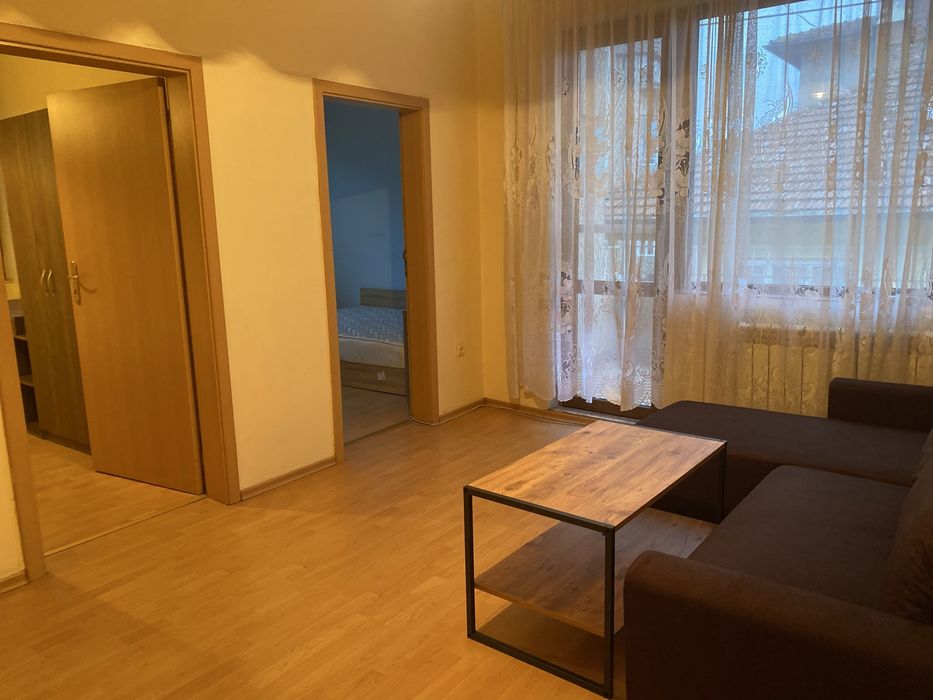 Дава се под наем Тристаен апартамент в Плевен, Идеален център - 80 кв.м за 500 € - Снимка #1