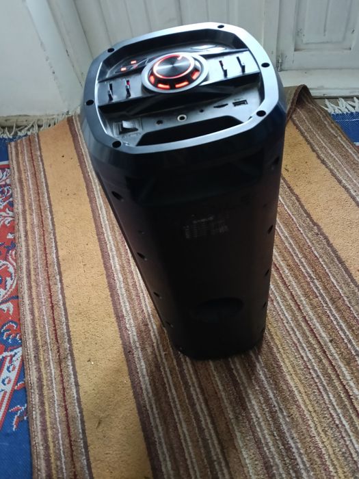 Vând stație cu boxe. Și o boxa portabila.