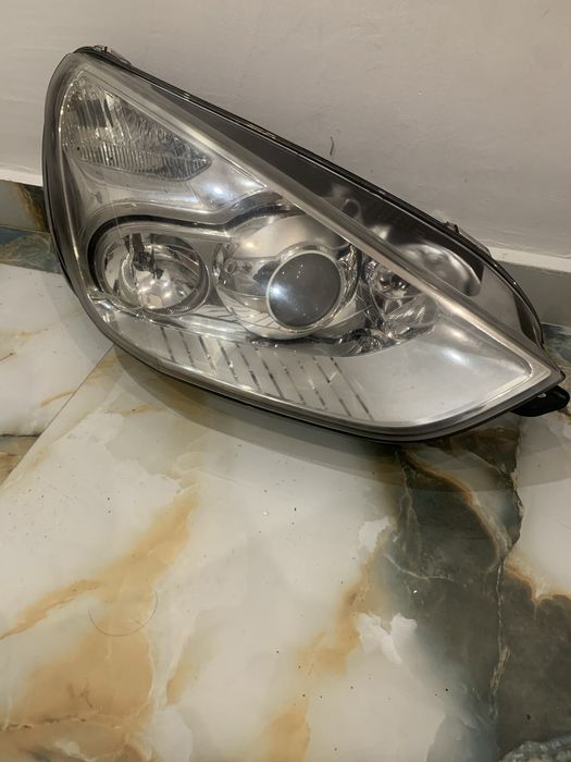 Два десни фара за форд s max 2007 godina единия е за феиса