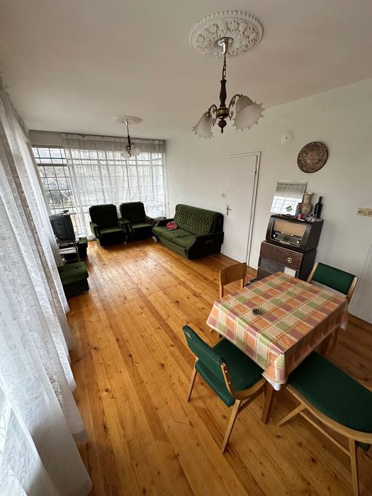 Етаж от къща + гараж и двор