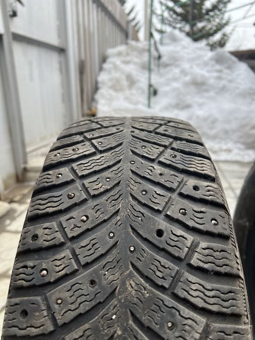 Продам 2 баллона Michelin x ice north 4