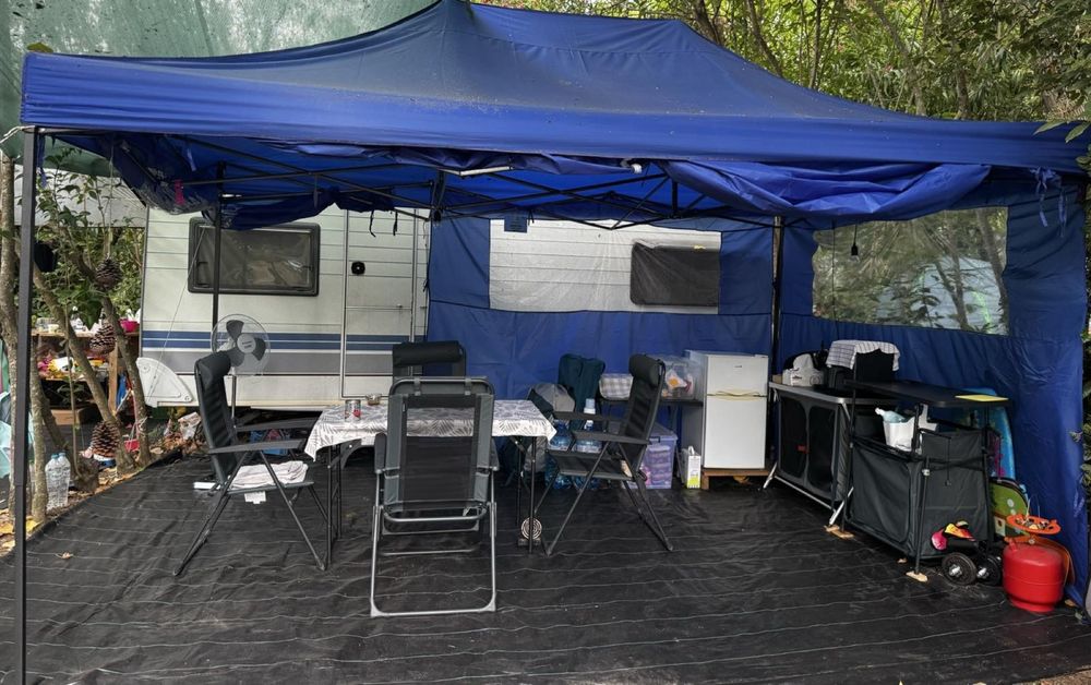 Продавам оборудвана каравана Hobby, в къмпинг Аспровалта, Гърция