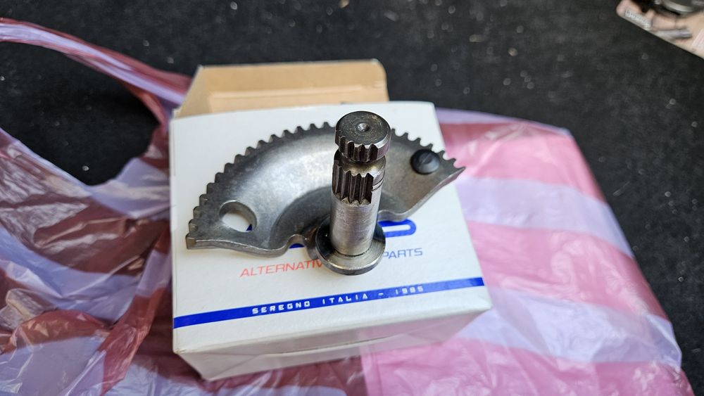 Ос манивела храповик Piaggio Vespa LX4