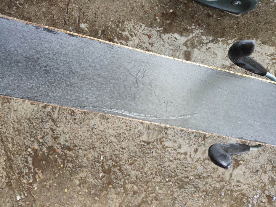 De vanzare 2 perechi de ski ,1 volki,2atomic