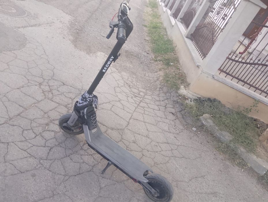 Vând trotinetă electrică Segway Ninebot E3.