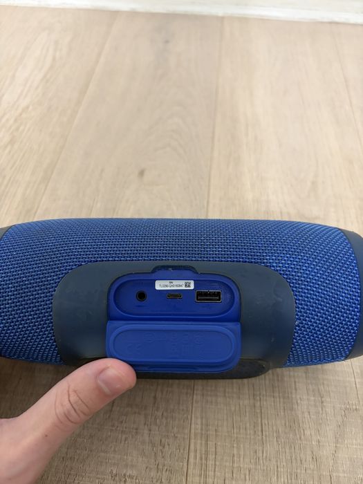 JBL Boombox 1 si JBL Charge 3