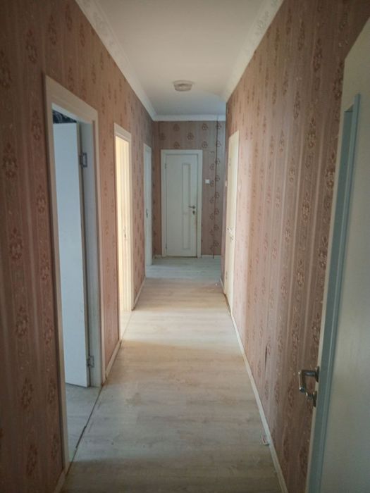 Сирдарё вилояти новосройка 3 хонали квартира срочни сотилади