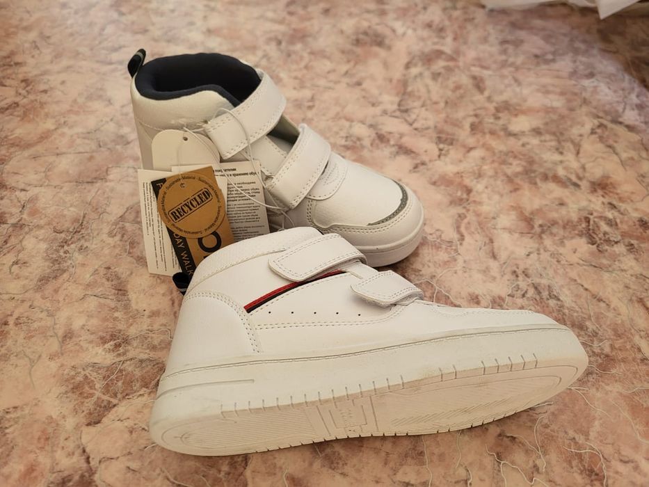 Продам белые удлиненные кеды новые