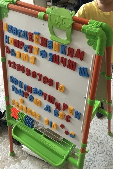 Доска магнитная с буквами в виде мольберта