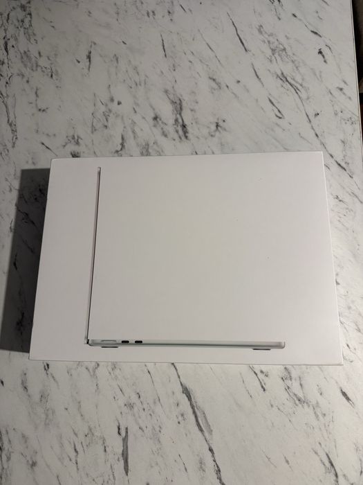 Vând MacBook Air 13.6” M2 (2022) – 8GB RAM / 256GB SSD