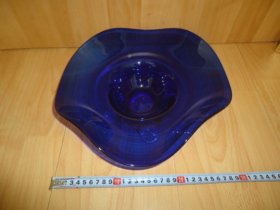 Bibelouri, fructiere, vaze, nostalgia comunista.