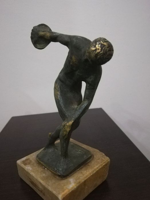 Красива статуетка от месинг. Дискохвъргач.