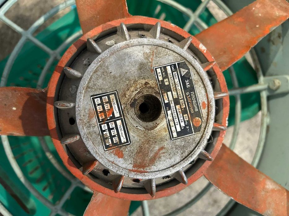 Вентилатор. Трофазен. Смуче и духа