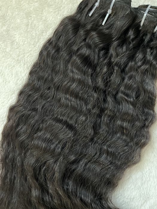 Детствена черна чуплива коса на щипки