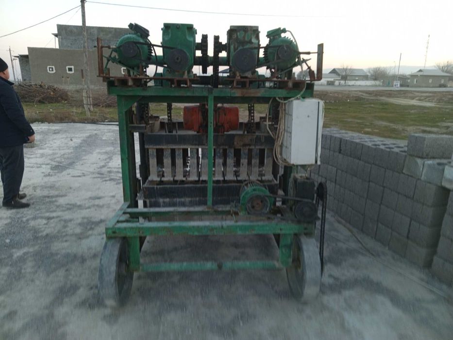 Шлакабдок аппарат .Бир куйишда 10 гишт чикаради.