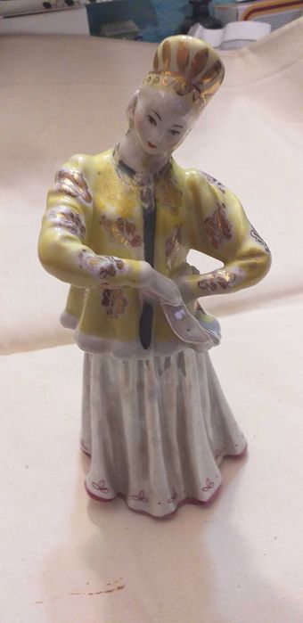 Сувенир фарфор. Барыня. Желтая. Дулево