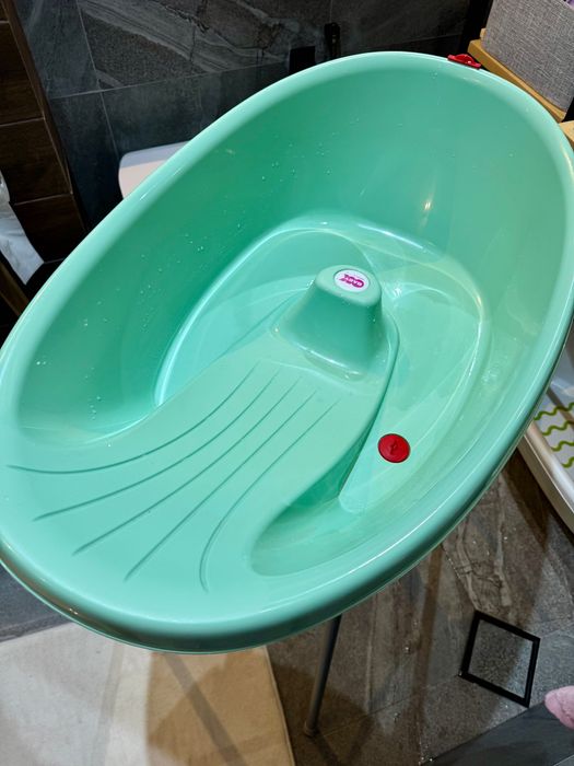 Вана със стойка за бебе