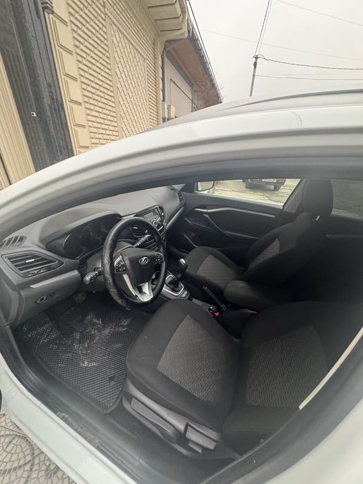 Lada vesta  ragi oq kiraska toza yurgani 4800 Metan 4 pakalena.  Aftam