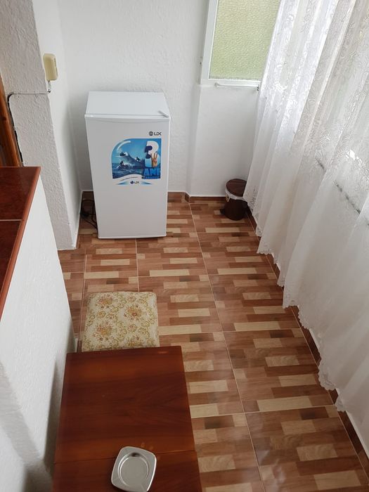 Inchiriez in regim hotelier apart. cu 3 cam. la parter in zona central