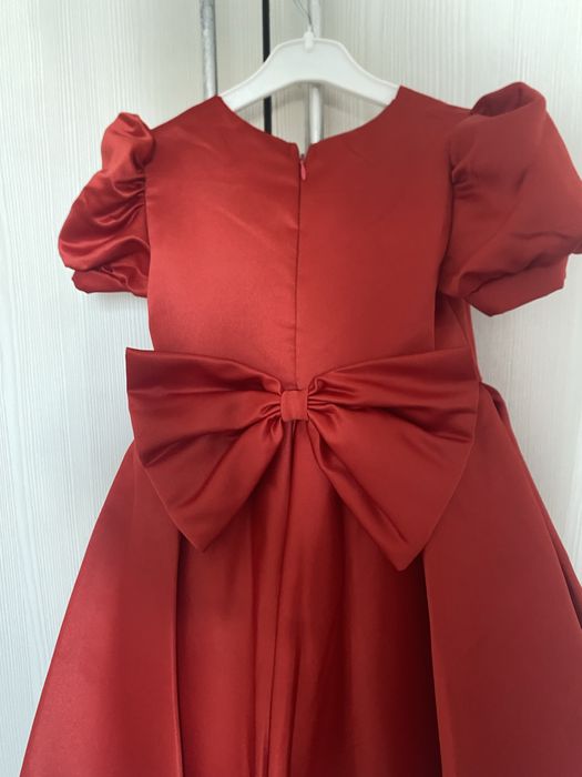 Красного цвета платье