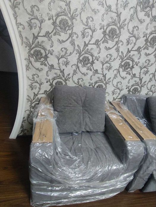 Продается диван (новый) с двумя креслами
