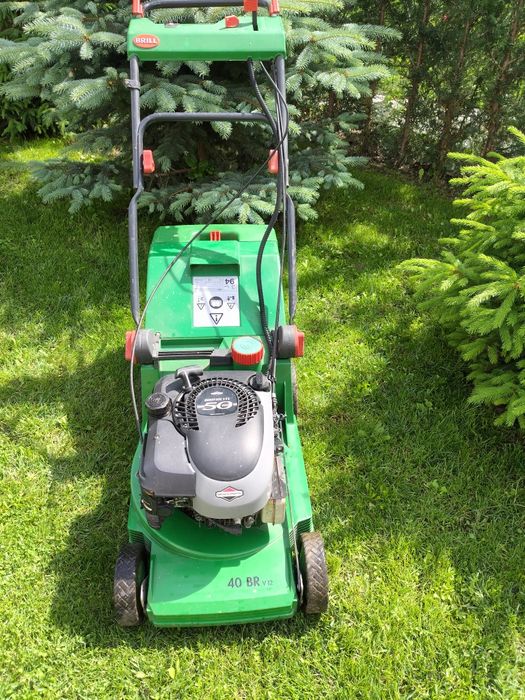 Mașina tuns gazon Briggs&Stratton.