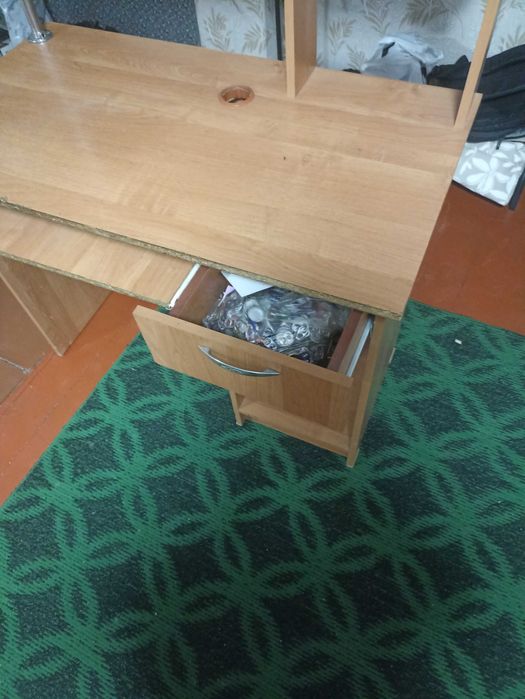 Стол-парта с подставкой для клавиатуры