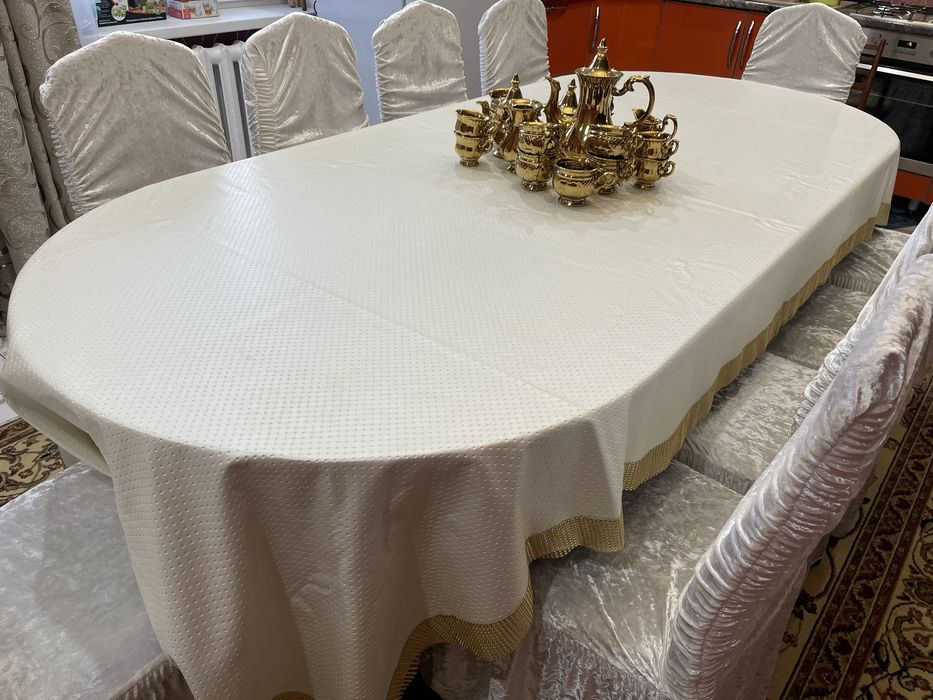 Стол две клеенки на них  и 10 стульев с накидками