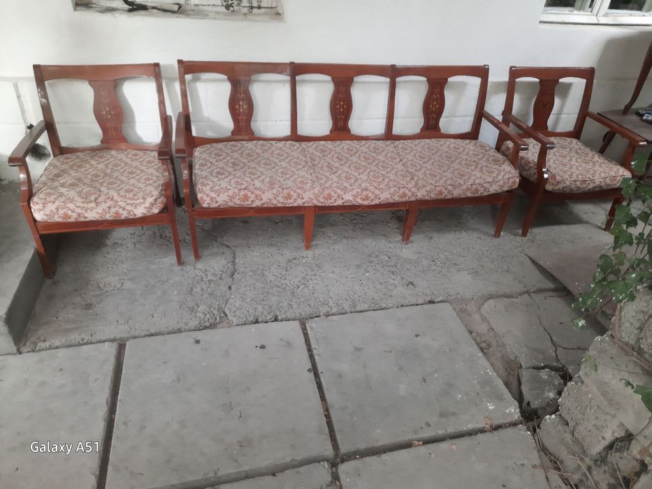 Продаётся комплект из красного дерева.