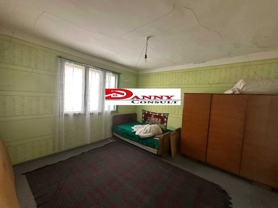 Двуетажна къща с двор и кладенец в с. Караисен