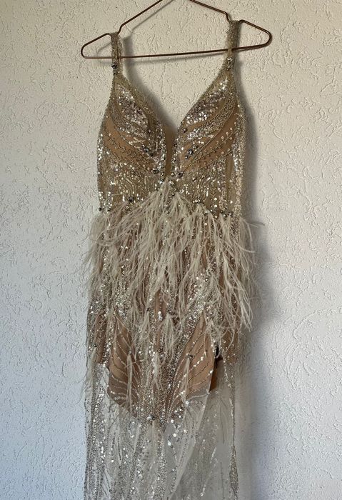 Бляскава рокля със специален дизайн