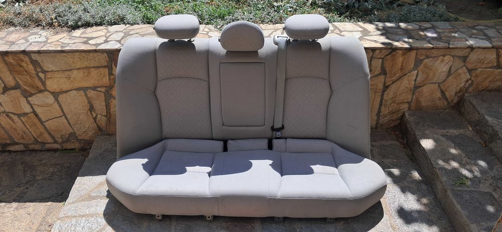 Салон - задни седалки и 5 бр. Подглавници