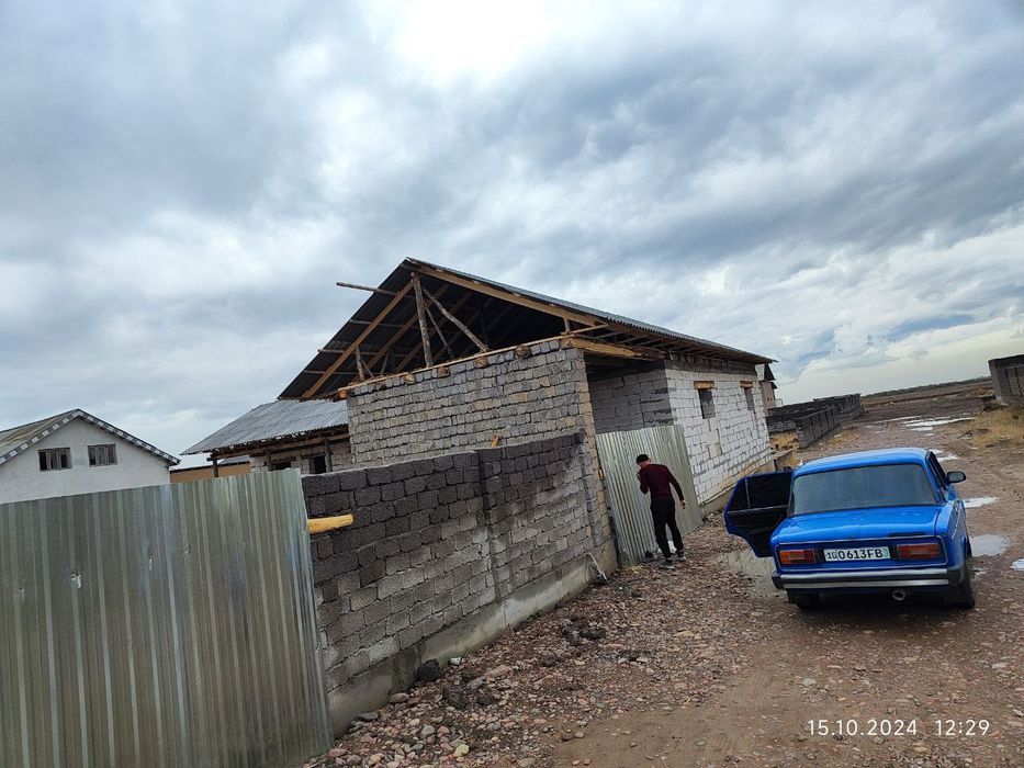 Срочна  Янги  ДСК да  5 хонали янги қурилган  уй сотилади