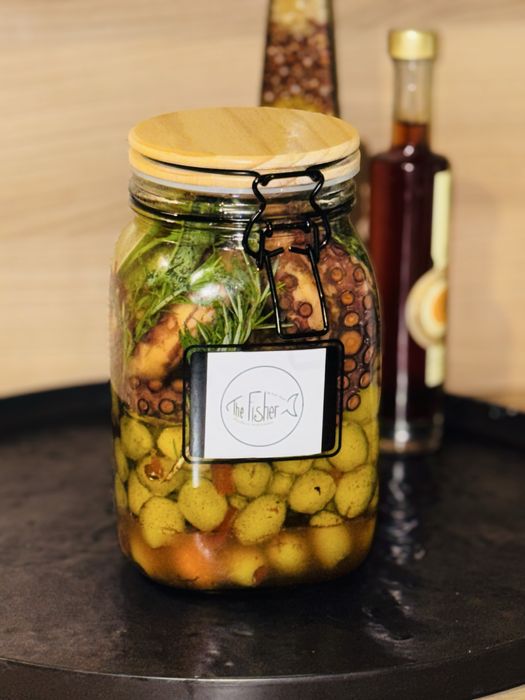 Caracatita frageda , marinata in ulei de masline extravirgin.